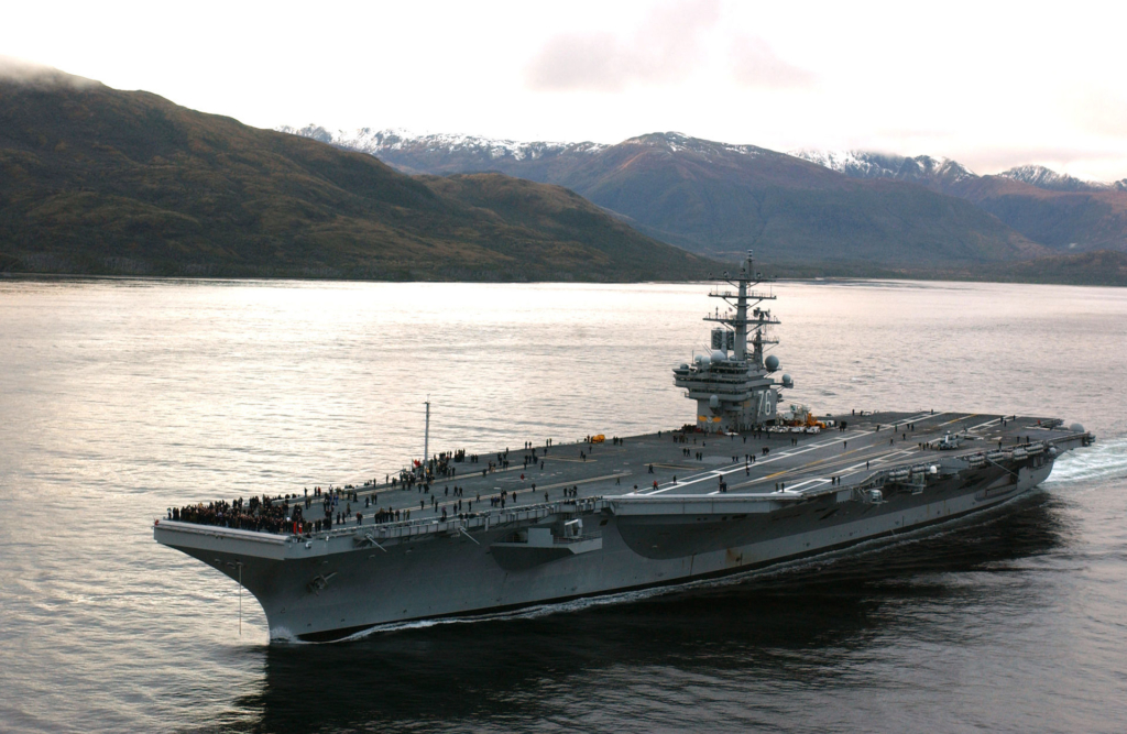 USS Ronald Reagan tại Eo biển Magellan năm 2004