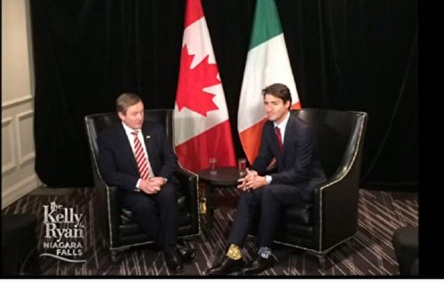 Thủ tướng Canada Justin Trudeau (phải) và thủ tướng Ireland Enda Kenny (trái) trong cuộc gặp cấp cao. Với bộ vest chỉnh tề nhưng bên trong đôi giày da của ông lại là hai chiếc tất màu khác nhau.