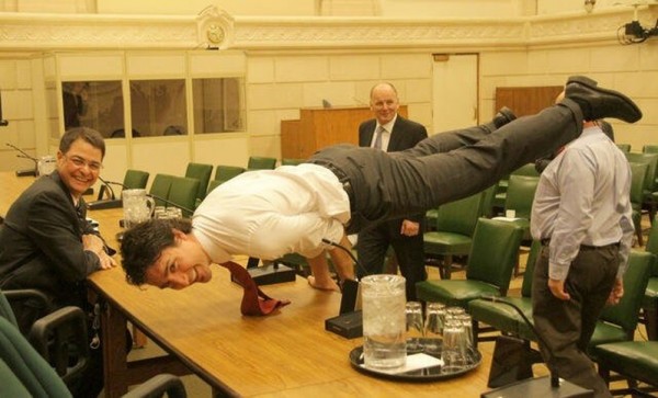 Bức ảnh thủ tướng Canada Justin Trudeau đang thực hiện động tác Yoga, đây là một trong những bức ảnh “hot” trên mạng xã hội.
