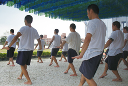 Buổi tập dợt của đoàn nghệ thuật trong trại giam tại Đài Loan.