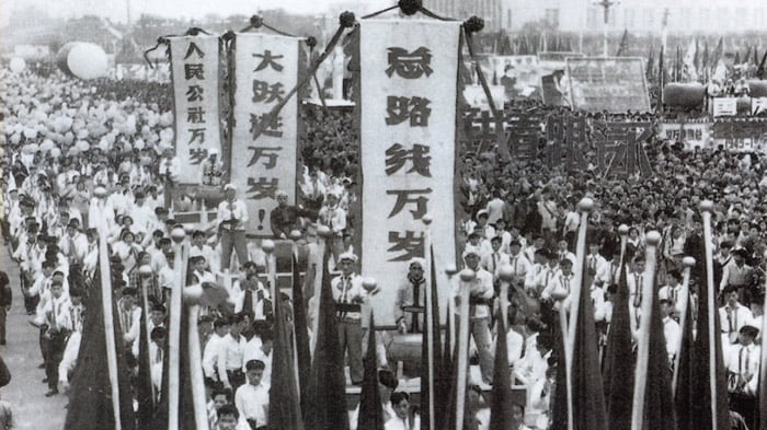 Năm 1950, người dân Đại Lục diễu hành để chúc mừng “Đại nhảy vọt” và “công xã nhân dân”