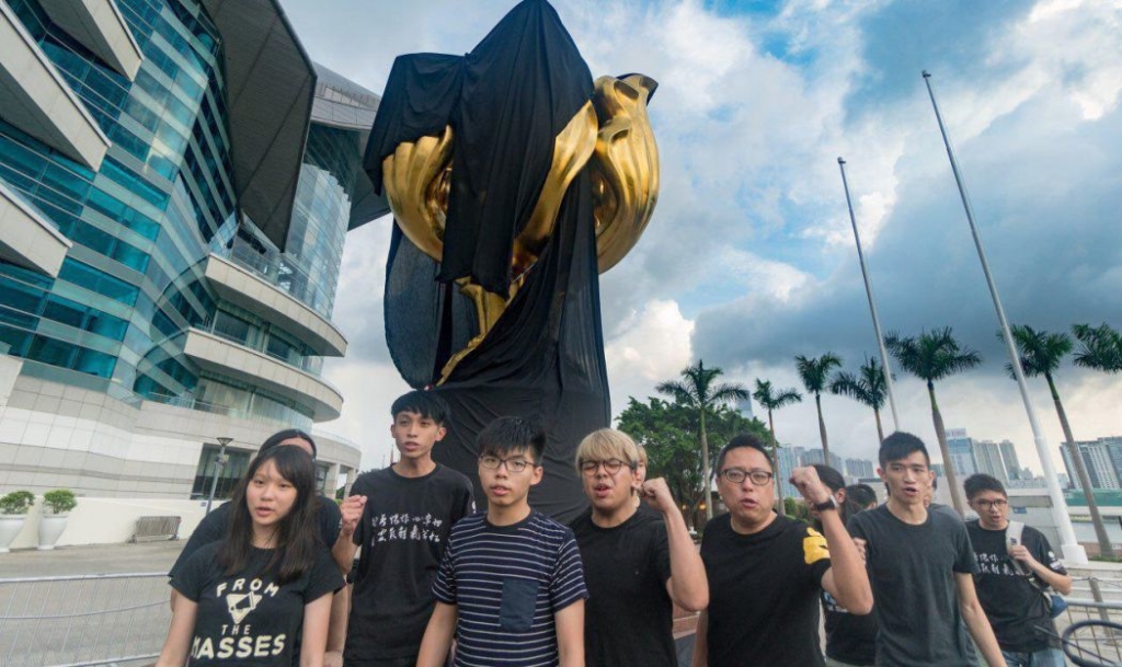 Hoàng Chi Phong và những nhà hoạt động dân chủ đã quấn băng đen lên tượng đài Kim Tử Kinh