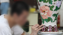 Một phạm nhân trong nhà tù tại Đài Loan đang trang trí bình gốm.
