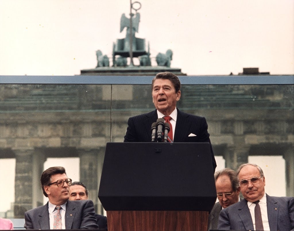 Tổng thống Mỹ Ronald Reagan phát biểu trước bức tường Berlin ngày 12/6/1987. Bài phát biểu nổi tiếng đã đi vào lịch sử với lời kêu gọi lãnh đạo Liên xô hãy phá huỷ bức tường.