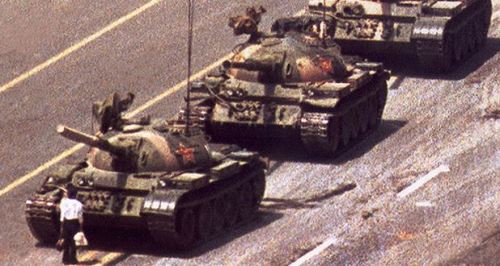 Hình ảnh vụ thảm sát Thiên An Môn năm 1989, Vương Duy Lâm thản nhiên đứng chặn dòng xe của giải phóng quân