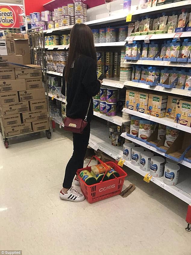 Một bà mẹ châu Á khi đi mua sữa ở siêu thị Coles hồi tháng 5 đã chất đầy các lon sữa vào giỏ hàng