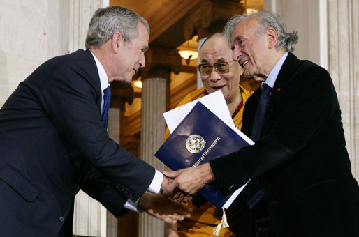 Cựu Tổng thống Mỹ Bush (trái), Đạt Lai Lạt Ma (giữa) và Elie Wiesel (phải) trước Điện Capitol.