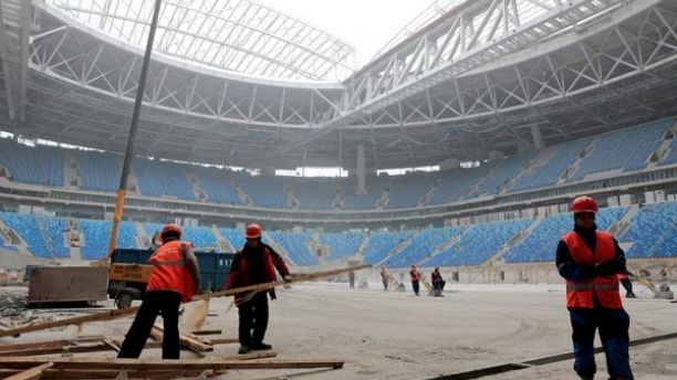 Lao động Bắc Triều Tiên tham gia xây dựng một sân vận động bóng đá ở St. Petersburg, Nga
