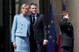 Tổng thống Macron lần nữa bác bỏ tin đồn về giới tính của vợ mình