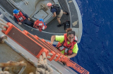Hai thủy thủ và chú chó sống sót kỳ tích sau 5 tháng lênh đênh trên Thái Bình Dương