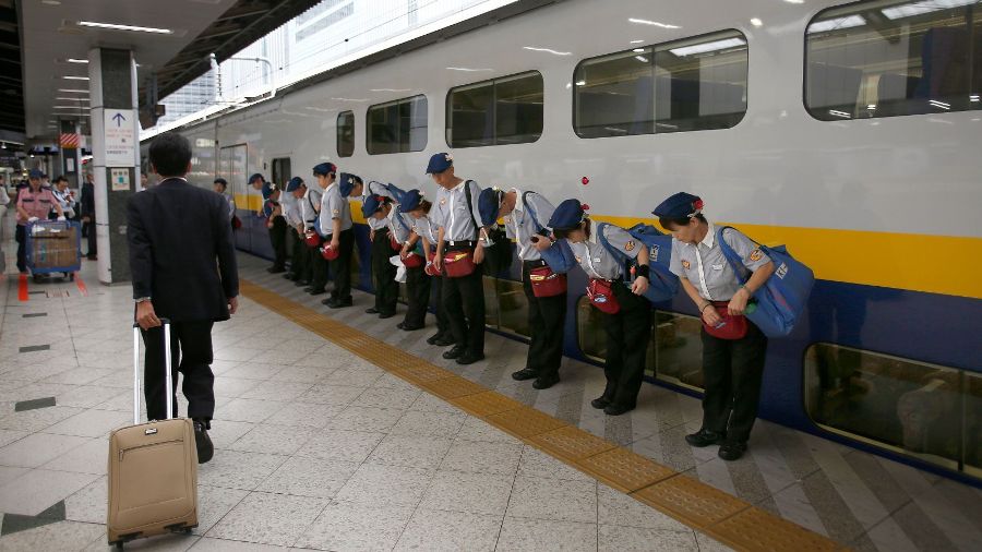 Công ty đường sắt Nhật Bản xin lỗi vì đã để tàu chạy sớm 20 giây