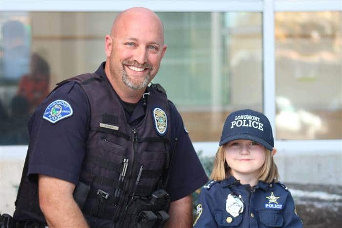 Bé gái 4 tuổi tặng heo tiết kiệm cho viên cảnh sát chữa bệnh hiểm nghèo