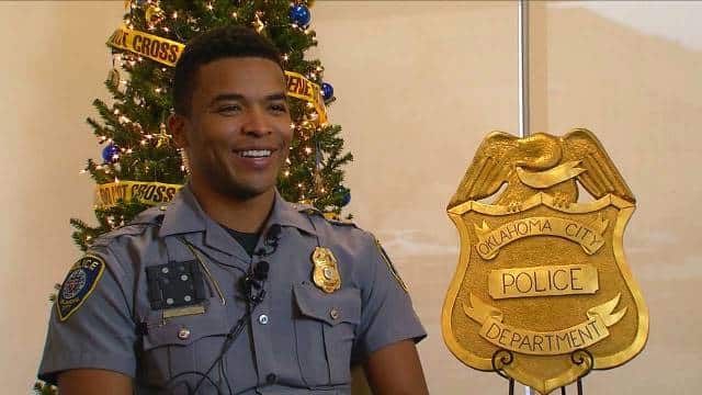 Cảnh sát Mỹ hành động bất ngờ khi cậu bé 13 tuổi nhặt vỏ lon để mua quà Giáng sinh cho mẹ