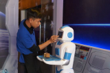 Robot vào phục vụ bàn trong quán cà phê đầu tiên ở Việt Nam