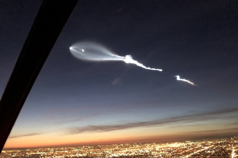 Tên lửa của Space X để lại một đám mây kỳ lạ trên bầu trời bang California 