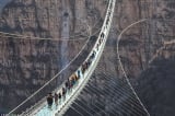 Khai trương cầu treo đáy kính dài nhất thế giới ở độ cao 230 mét, Cầu đáy kính, cầu treo, Trung Quốc