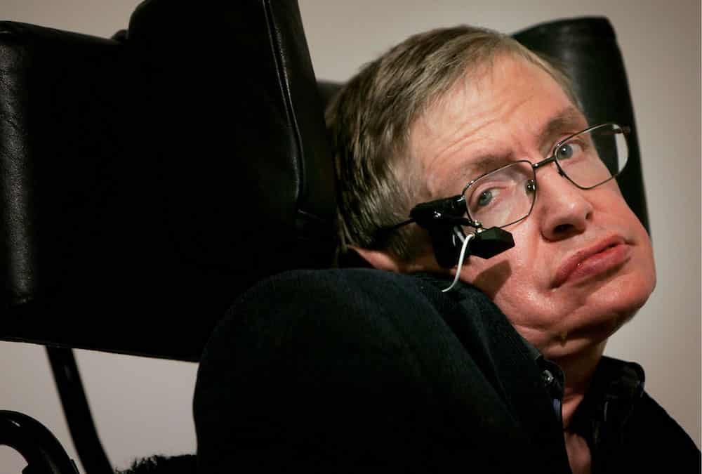 Vì sao Stephen Hawking bị bệnh teo cơ mà vẫn sống sót hơn 50 năm?