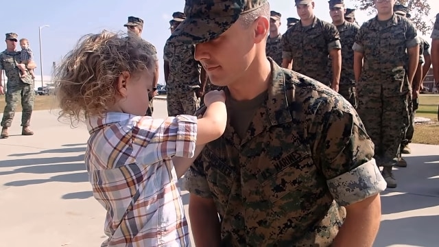 Nghi thức trao huy hiệu đáng yêu nhất cho người lính hải quân Mỹ được thăng cấp (Video)