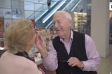 Ông cụ 84 tuổi học trang điểm để làm đẹp cho người vợ mù