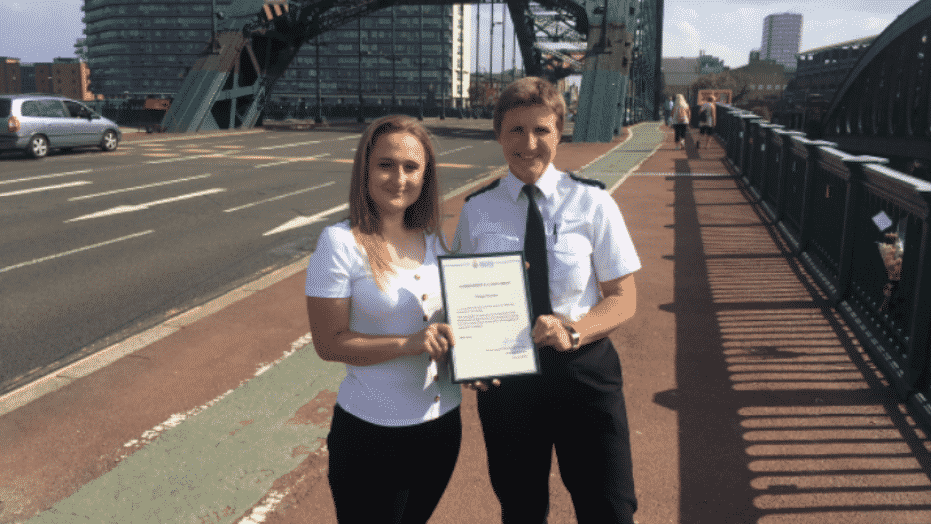 Cô gái Anh cứu 6 mạng sống với những 'ghi chú chân thành' trên cầu 