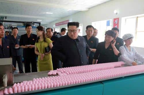 Ong Kim Jong-un tham nha may my pham 