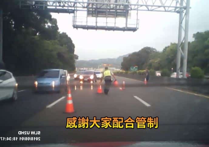 Cảnh sát Đài Loan bế cụ bà 84 tuổi ra khỏi đường quốc lộ