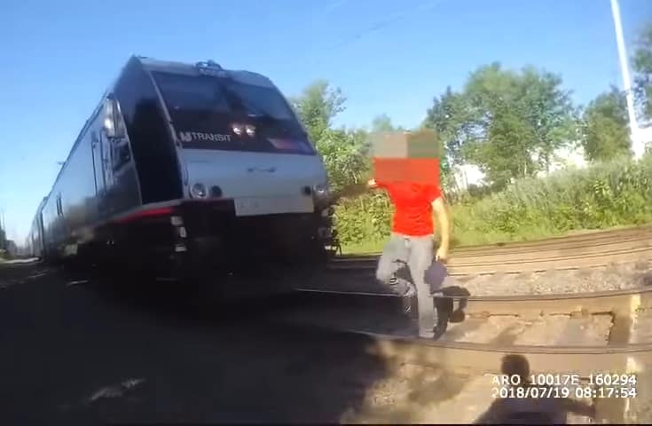 Cảnh sát Mỹ chạy nước rút ngăn cản xe lửa để cứu người