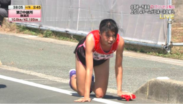 Nữ VĐV Nhật Bản bò 200m trên đường đua tiếp sức cho đồng đội