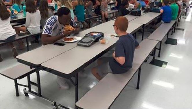 Ngôi sao bóng bầu dục ăn trưa cùng cậu bé tự kỷ