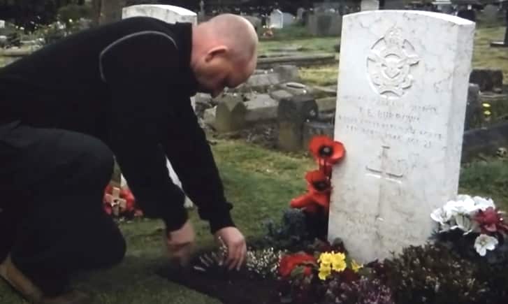 Người đàn ông Anh hơn 25 năm chăm sóc phần mộ của người lính Úc xa lạ