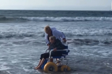 Bà cụ 90 tuổi bật khóc được 'chạm vào' biển