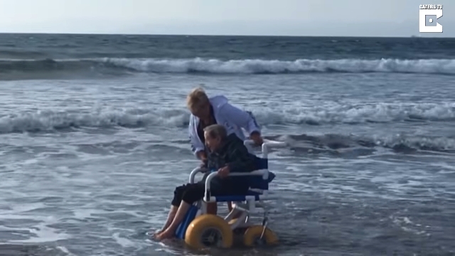 Bà cụ 90 tuổi bật khóc được 'chạm vào biển
