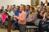 Cậu bé 9 tuổi thuyết phục thành công hội đồng thị trấn thay đổi luật