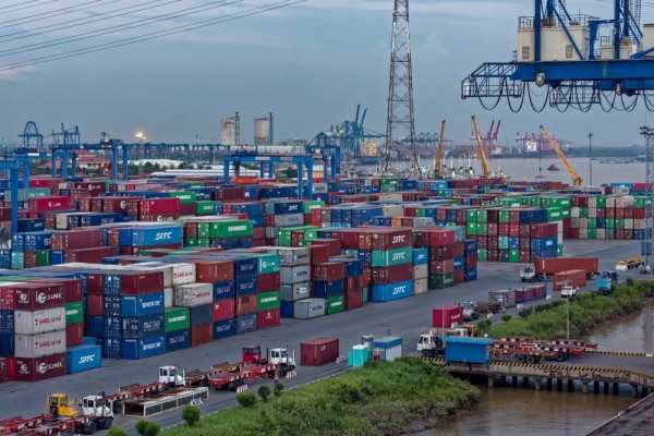 container logistics shutterstock 1030957732 e1543806103533
