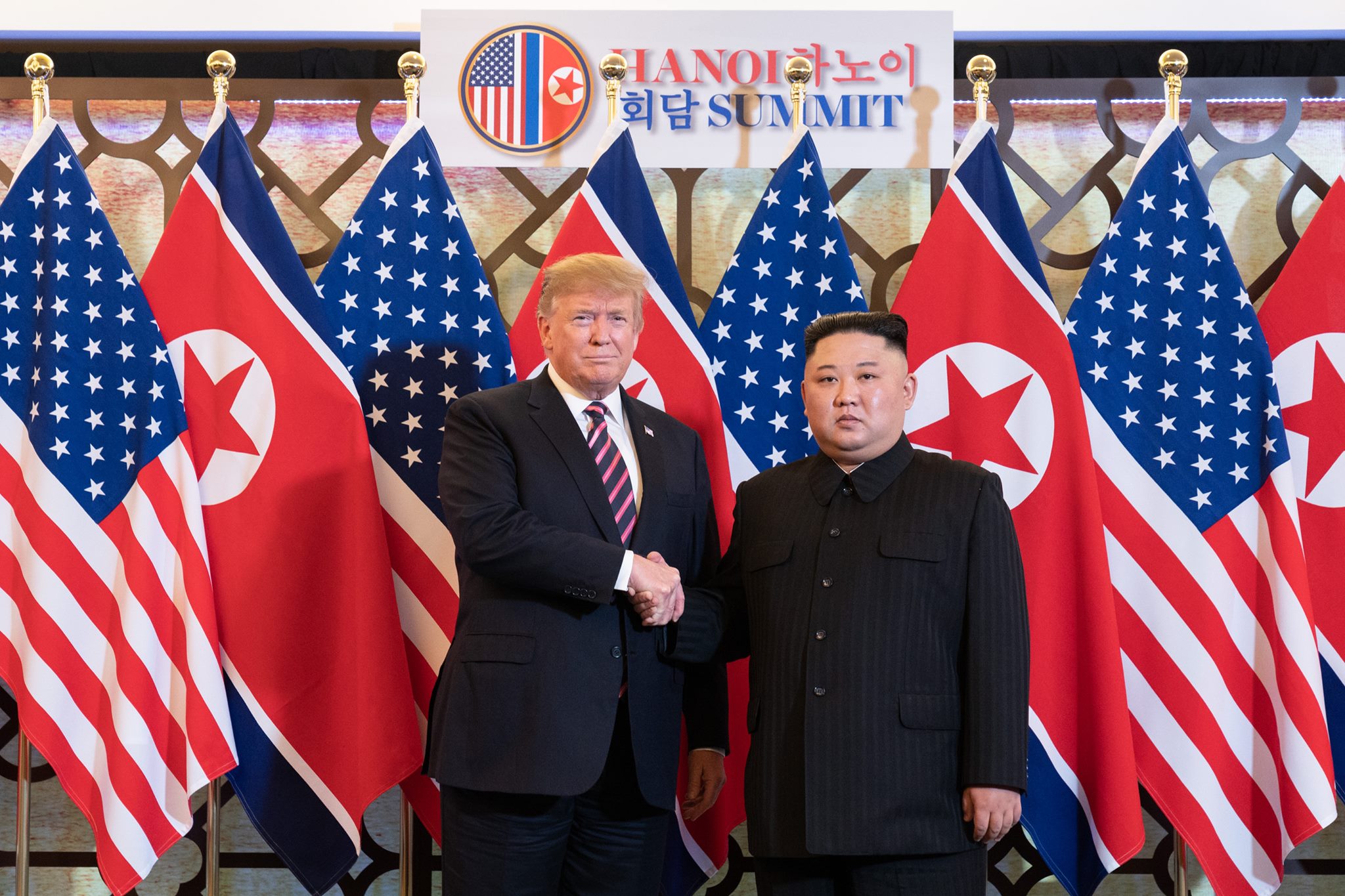 Donald Trump và Kim Jong Un bắt tay nhau tại Thượng đỉnh Mỹ-Triều lần 2 tại Hà Nội (27,28 tháng 2 năm 2019). Ảnh: Facebook White House)