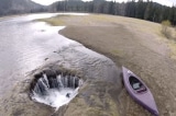Hồ Lost Lake bí ẩn ở Mỹ: Nước hồ bị hút hết xuống một hang động