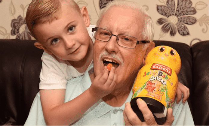 Cậu bé 6 tuổi thông minh cứu sống ông nội bị tiểu đường