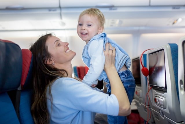 Làm sao để giữ lũ trẻ nghịch ngợm ngồi ngoan ngoãn trên máy bay?
