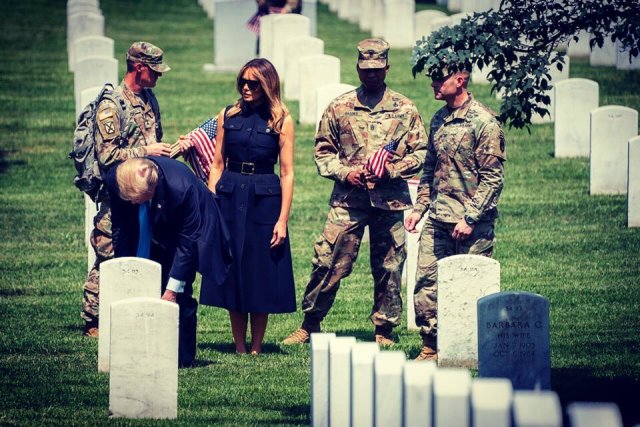 Tổng thống Trump và phu nhân viếng thăm nghĩa trang Arlington