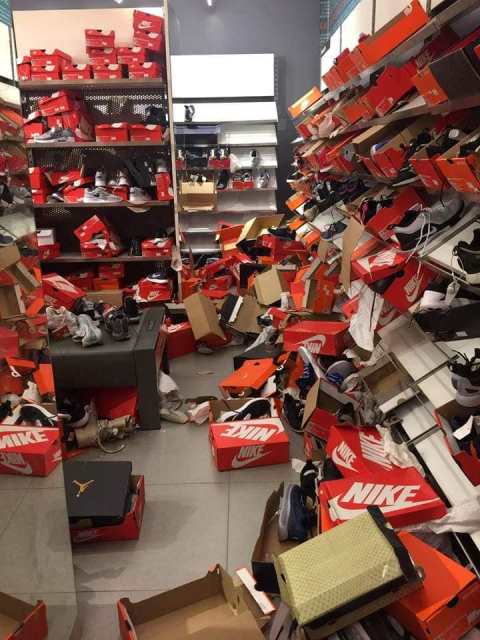 Hình ảnh cửa hàng giày bị những khách hàng vô trách nhiệm bới tung
