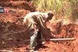 Người đàn ông Kenya đào đường xuyên rừng để dân làng không phải đi xa