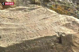 Thị trấn Pháp treo giải 2000 EUR cho ai giải được văn tự bí ẩn khắc trên đá