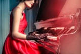 Chiếc đàn piano màu gụ đỏ - tình thương của người bà