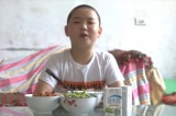 Cậu bé 11 tuổi ăn 5 bữa cơm một ngày để cứu cha