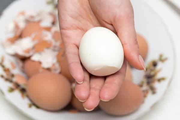 cách luộc trứng, luộc trứng, bóc vỏ trứng