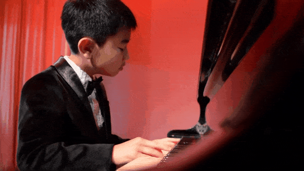 Thần đồng piano 9 tuổi gốc Á được mời đi biểu diễn khắp thế giới