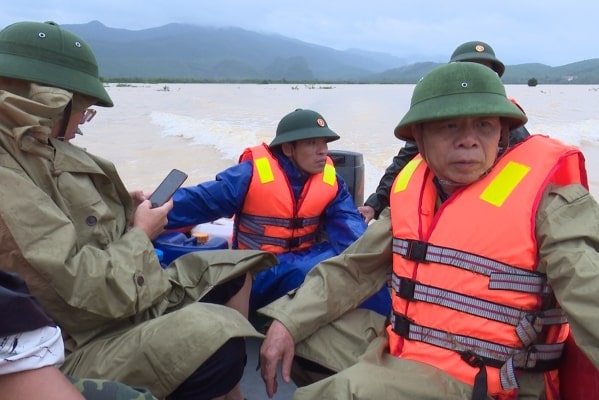 Phó Chủ tịch huyện Tuyên Hóa ông Cao Văn Tín bị lật thuyền