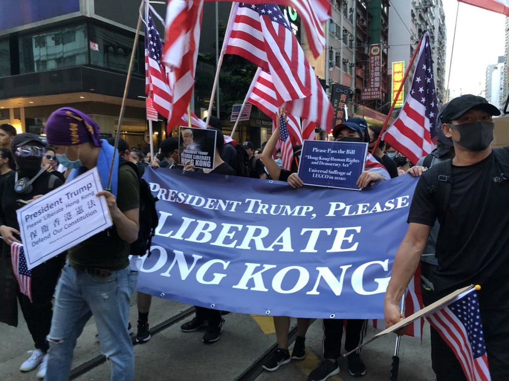 Người biểu tình kêu gọi Tổng thống Trump giải phóng Hồng Kông.