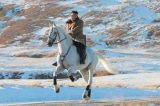 KCNA hôm 16/10 công bố một loạt ảnh ông Kim Jong-un cưỡi ngựa trắng trên núi thiêng Trường Bạch.