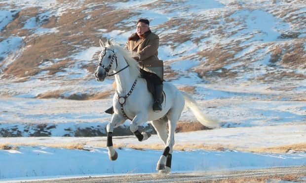 KCNA hôm 16/10 công bố một loạt ảnh ông Kim Jong-un cưỡi ngựa trắng trên núi thiêng Trường Bạch. 